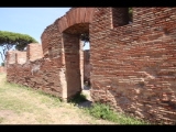 07084 ostia - regio i - insula xii - terme del foro (i,xii,6) - suedwestecke - latrinen - westfassade - 06-2024.jpg